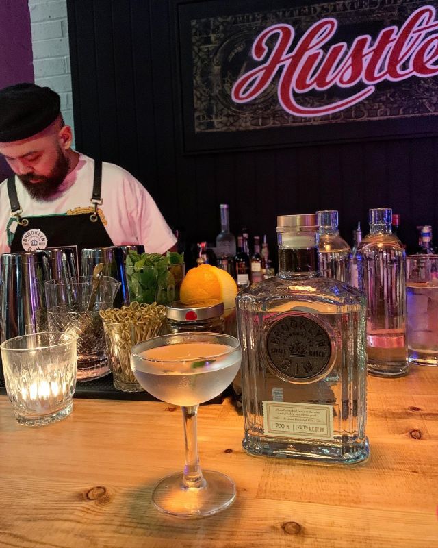 Last night @j2ivera bought a @brooklyngin twist to cocktail classics with a bar takeover @thebottlecocktailshop 🍸

Taking the customer on a journey from light to dark, the menu ranged from a Pina Colada inspired G&T and apple Gimlet. Curious to see more? Swipe for the full cocktail menu 👉

#brooklyngin #thebottlecocktailshop #islington #angelislington #londoncocktails #londoncocktailbar #bartakeover #bartender #upperstreet